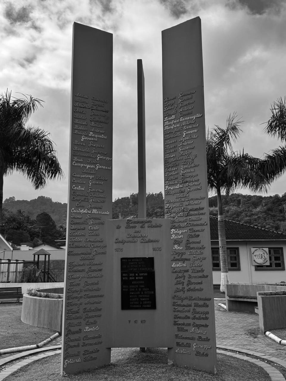 Totem em homenagem aos imigrantes de Rodeio, onde consta o nome de Carlo Depiné