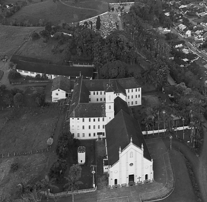 Vista de Rodeio (SC), com a Igreja Matriz ao centro do vale